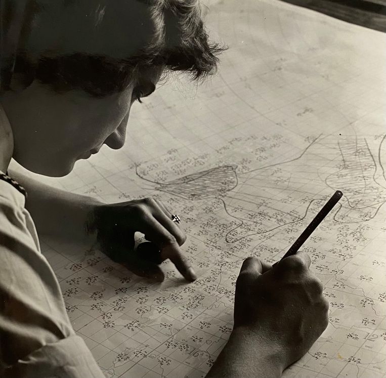 Corrie van Dijk gebogen over een weerkaart in 1962, het jaar dat ze afstudeerde. Beeld Corrie van Dijk