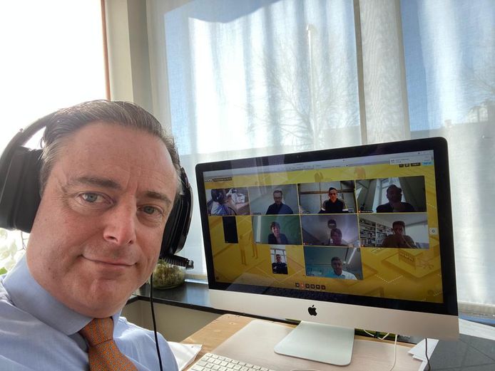 Bart De Wever midden in een teleconferentie in zijn kantoor in de Hofstraat.