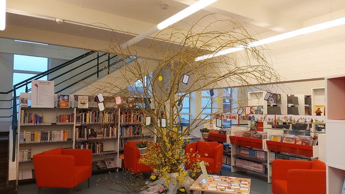 De 'gedichtenboom' van het Meulebeeks Dichterscollectief in de bib.