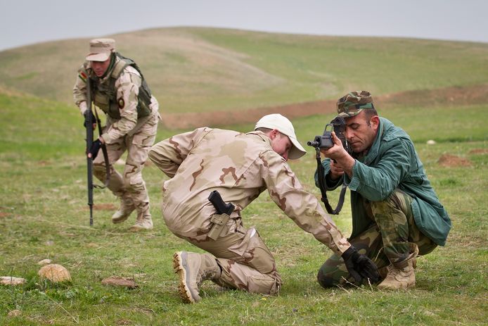 Een Nederlandse trainer leidt een Koerdische Peshmerga-strijder op