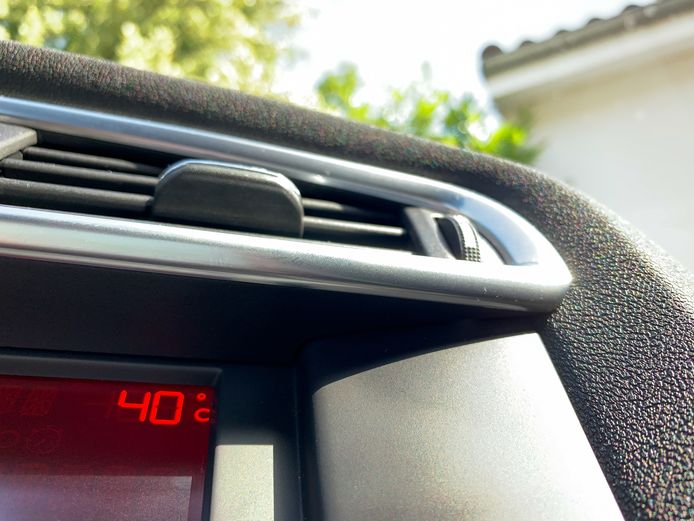 Ook auto's hebben last van hete temperaturen.