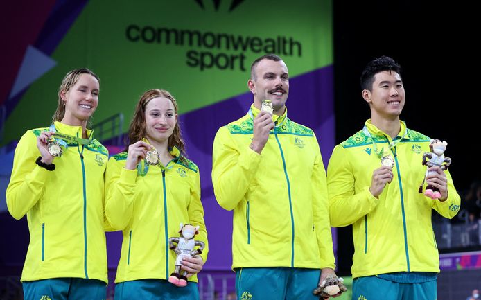 Emma McKeon, Mollie O'Callaghan, Kyle Chalmers en William Xu Yang op het podium na goud op de gemengde 4 x 100m vrije slag op de Commonwealth Games in Birmingham.