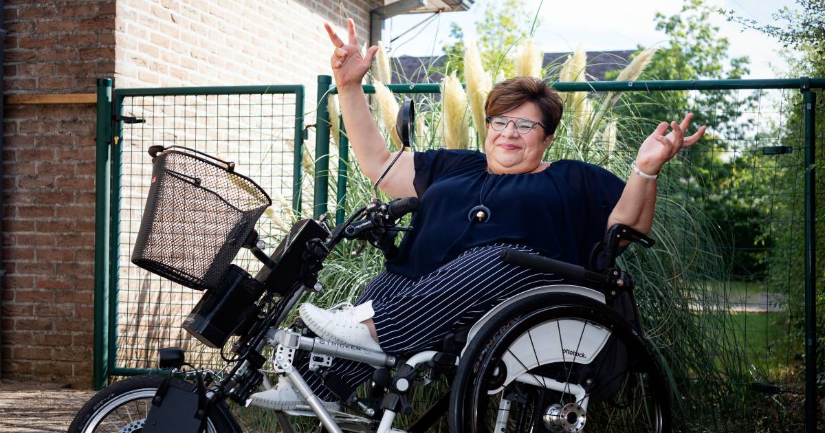 Utilisateur de fauteuil roulant Els (52 ans) facture 2.500 à 4.000 euros en tant qu’entrepreneur : “Cinq semaines après mon licenciement, j’étais déjà indépendant à titre complémentaire” |  c’est ce que je gagne