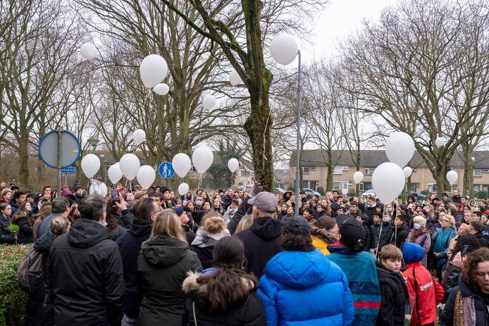 Honderden mensen kwamen af op de stille tocht die vanmiddag in Middelburg werd gehouden voor de neergestoken Tim.