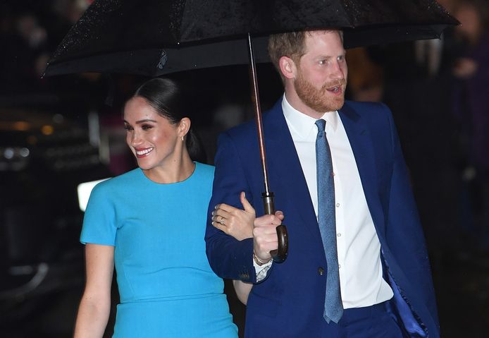 Stralend gelukkige Harry en Meghan trotseren regen tijdens laatste dagen in Londen