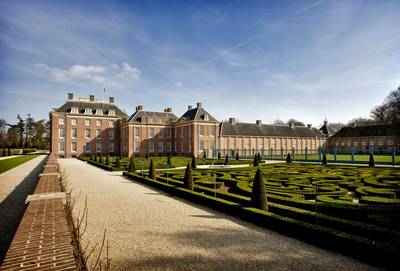 'Staat betaalt dubbel voor inboedel paleizen'