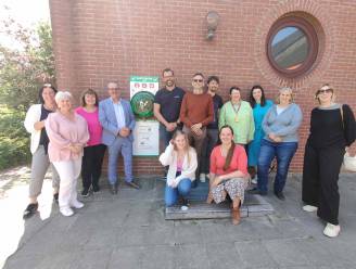 Atheneum neemt AED-toestel in gebruik