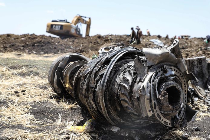Brokstukken van het gecrashte vliegtuig van Ethiopian Airlines, een Boeing 737 MAX 8.