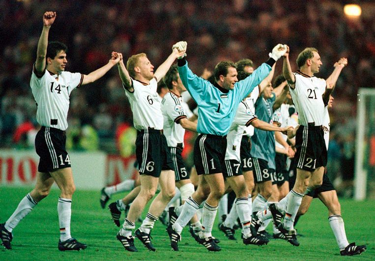 De Duitsers vieren hun zege tegen Engeland in de halve finale van het EK 1996. Beeld AP