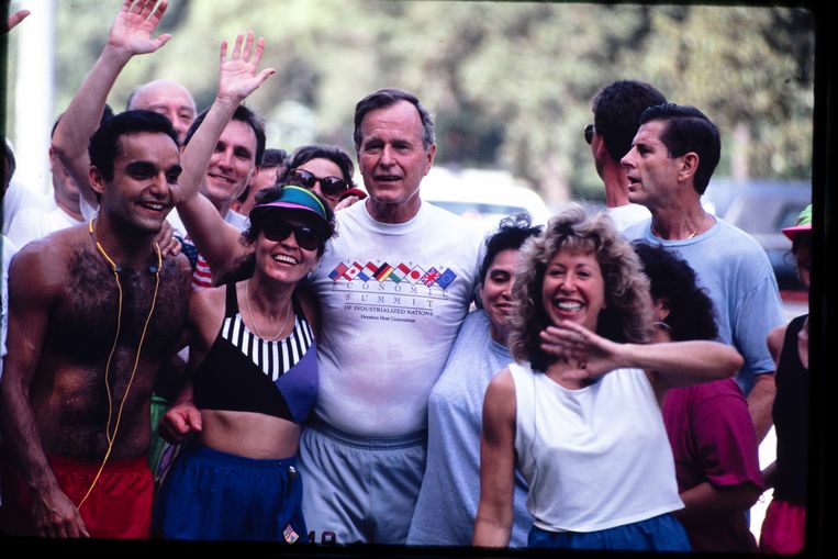 Tijdens de Houston Economic Summit in juli 1990 kwam de joggende president fans tegen. Beeld Photo News