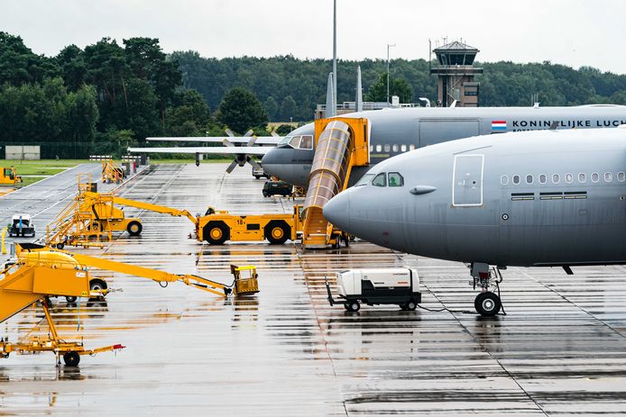 Militaire toestellen gestationeerd op vliegbasis Eindhoven bereidden zich gisteren voor om tolken, lokaal ambassadepersoneel en gezinnen te evacueren uit Aghanistan. Foto ANP/Rob Engelaar