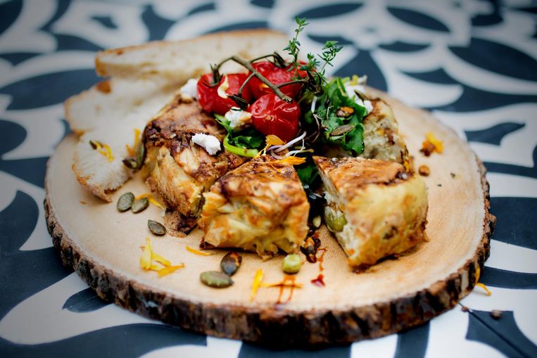 Foodbar Mr. & Mrs. Watson is 100 procent veganistisch: van stoelen bekleed met ananasleer tot een kaasplankje met cashewbrie. Beeld Nick Pina (LemonCake)
