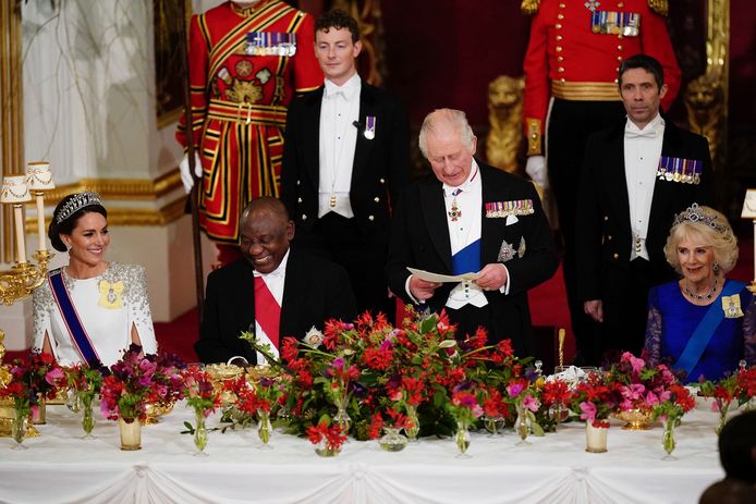 Koning Charles geeft een speech voor de president van Zuid-Afrika.