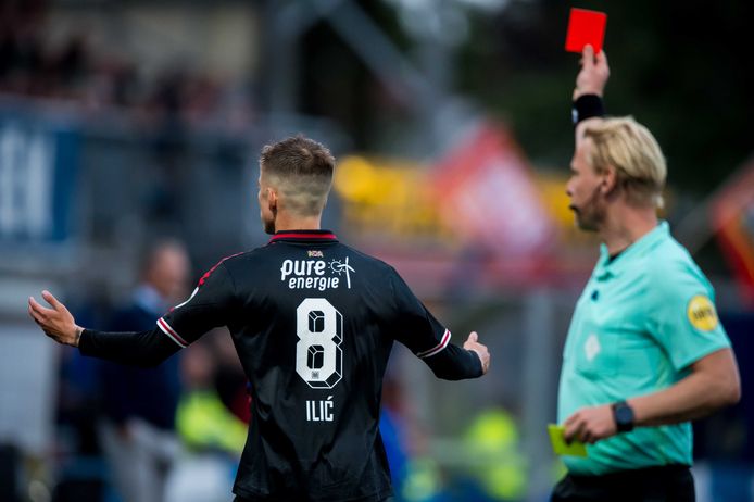 Luka Ilic krijgt een rode kaart van scheidsrechter Kevin Blom.