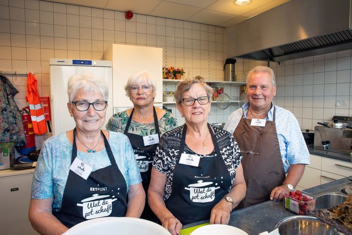 Jeanne van Gastel (links) Tonny Wezenbeek (achter) Dina Kroonen (midden) en Jan van Sittert (rechts) koken in de keuken voor wie wil mee-eten met Wat de pot schaft.