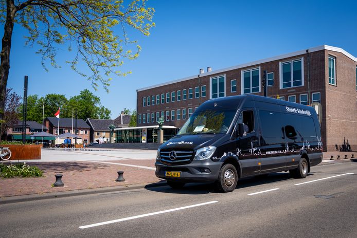 De shuttlebus die dagelijks van en naar Kinderdijk rijdt, voor het gemeentehuis van Alblasserdam. Het feit dat deze bus gaat rijden op zondag was voor de SGP reden om het vertrouwen in de coalitie met PvdA en CDA op te zeggen.