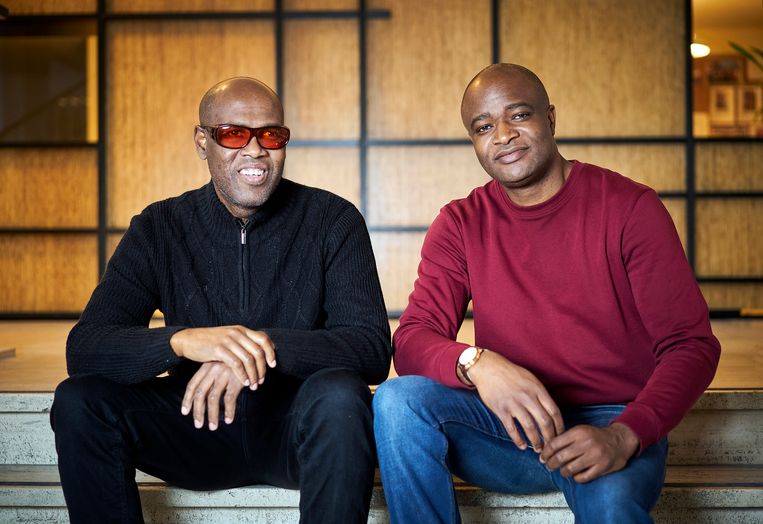 Chibuike Uche (links), hoogleraar financiële integriteit, en demograaf Akinyinka Akinyoade. Beeld Phil Nijhuis