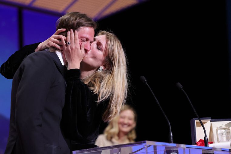 Charlotte Vandermerch e Felix van Groningen hanno vinto il Premio della Giuria per il loro film Le Otto Montagne.  foto AFP