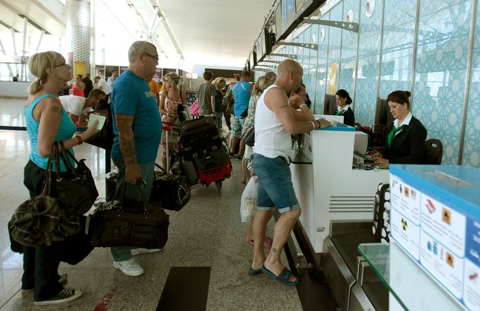 Rel op het vliegveld van Tunis: Emirates neemt geen vrouwen mee.