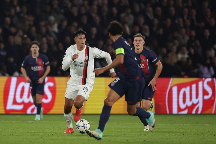 Tijjani Reijnders verloor de uitwedstrijd tegen Paris Saint-Germain met 3-0 met AC Milan.