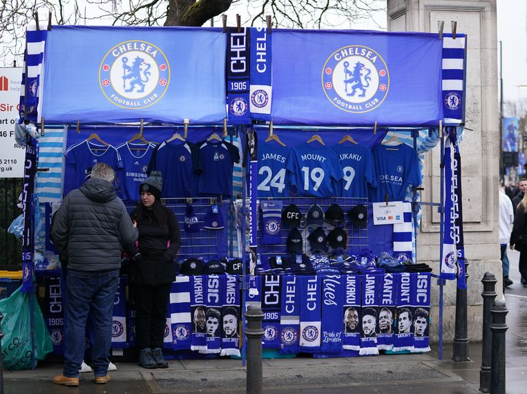 Een kraampje met Chelsea-artikelen voor Stamford Bridge, Londen. Beeld Photo News
