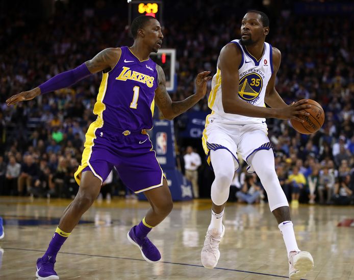 Kevin Durant (r) schermt de bal af voor Kentavious Caldwell-Pope.