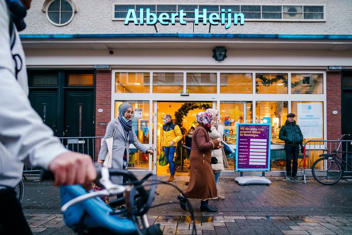 Mensen doen op 24 december boodschappen bij de Albert Heijn op de Nieuwe Binnenweg.