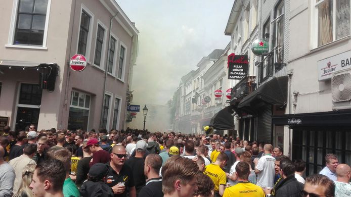 Honderden NAC-supporters in de binnenstad van Breda.