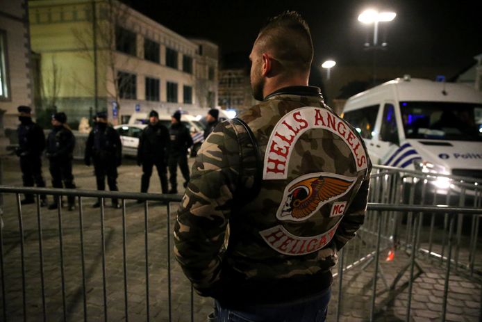 Een van de vele Hells Angels die tijdens het proces present tekenden in Tongeren. Achter de nadarhekken, opgetrokken door de talrijk aanwezige politie.
