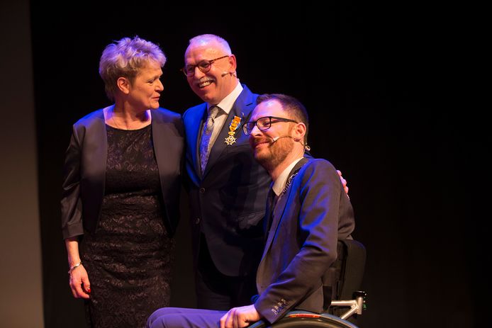 René van Gils en zijn vrouw Jolanda, met rechts burgemeester Otwin van Dijk die hem de versierselen opspeldde.
