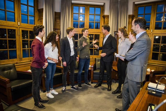 De scholieren in gesprek in het Torentje.