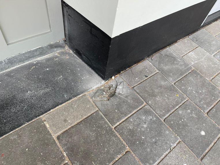 Het gebruikte explosief in de Comeniusstraat liet een krater achter in de vloer.  Beeld Wouter Laumans