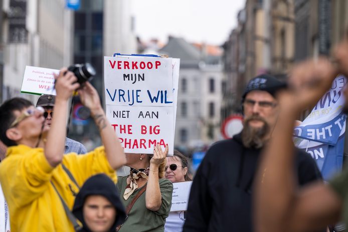 Love, freedom and democracy.”  About 250 demonstrations – a striking number of Dutch people in the mixed bag – scanned the slogan on Saturday afternoon on the Mediaplein, where DPG Media, the publisher of Het Laatste Nieuws, among others, is located.