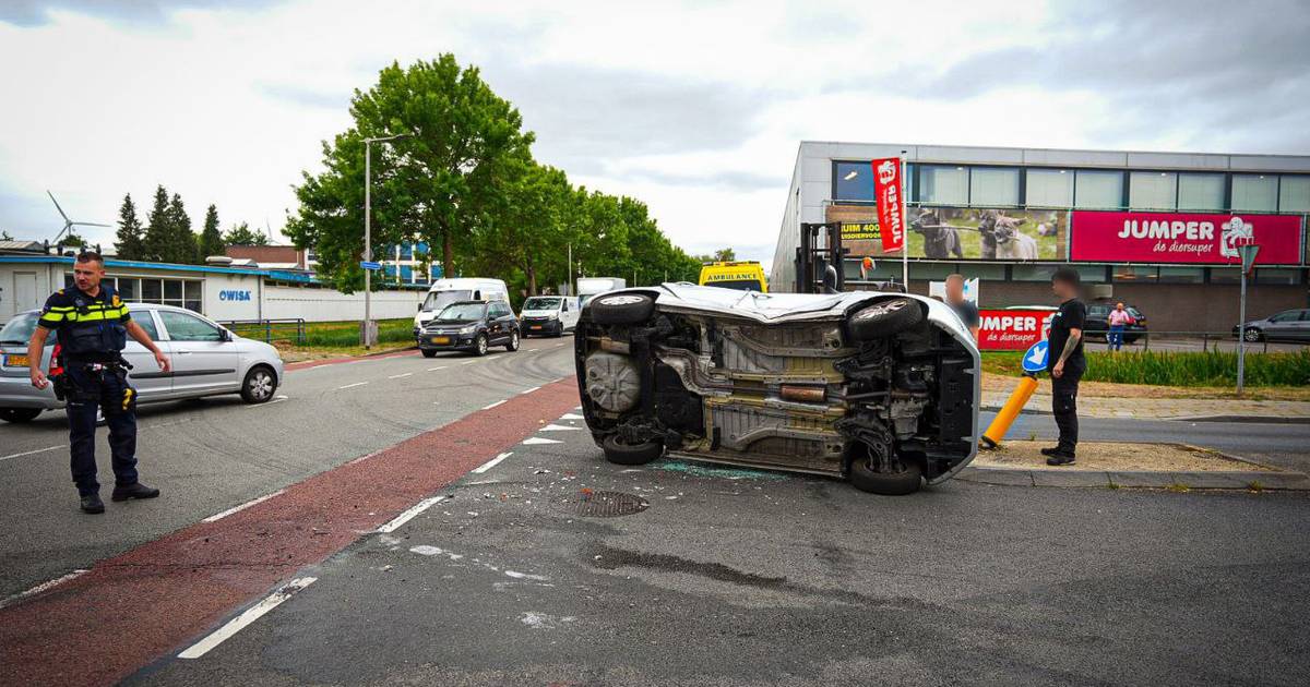 Auto slaat over de kop bij botsing met andere wagen in Arnhem.