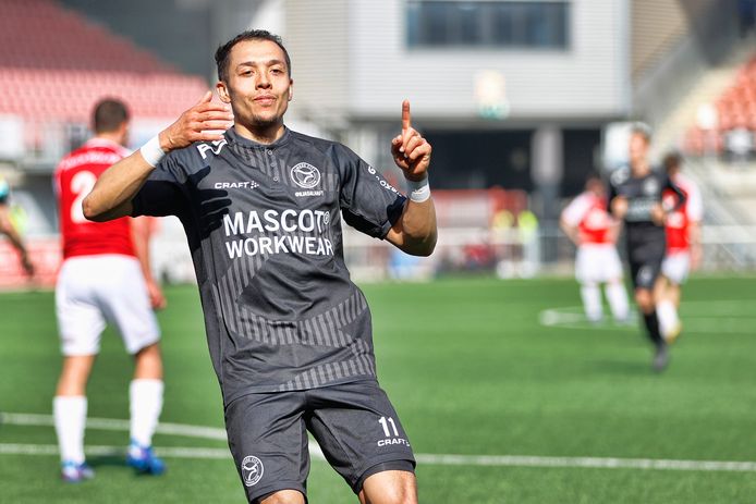 Ilias Alhaft juicht na zijn fraaie goal.