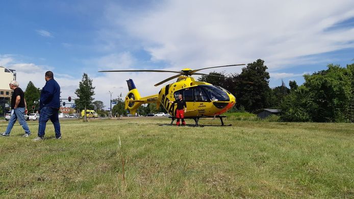 Op de kruising van de Laan van Driene met de Reviusstraat is vanmiddag een fietser in aanrijding gekomen met een auto. Een traumaheli werd opgeroepen.