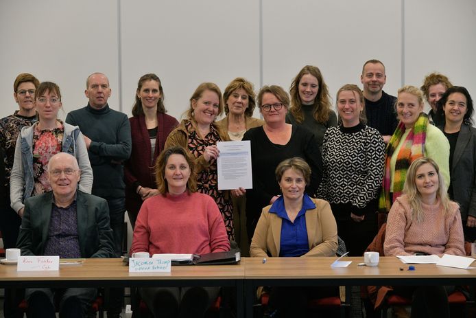 Een groot aantal organisaties in de gemeente Nunspeet verenigen zich in de Lokale Alliantie Nunspeet. Samen willen zij ouderenmishandeling tegengaan. Wethouder Jennifer Elskamp houdt de samenwerkingsovereenkomst vast.