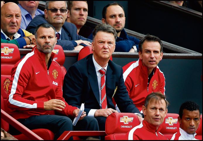 Louis van Gaal op de bank bij Manchester United.