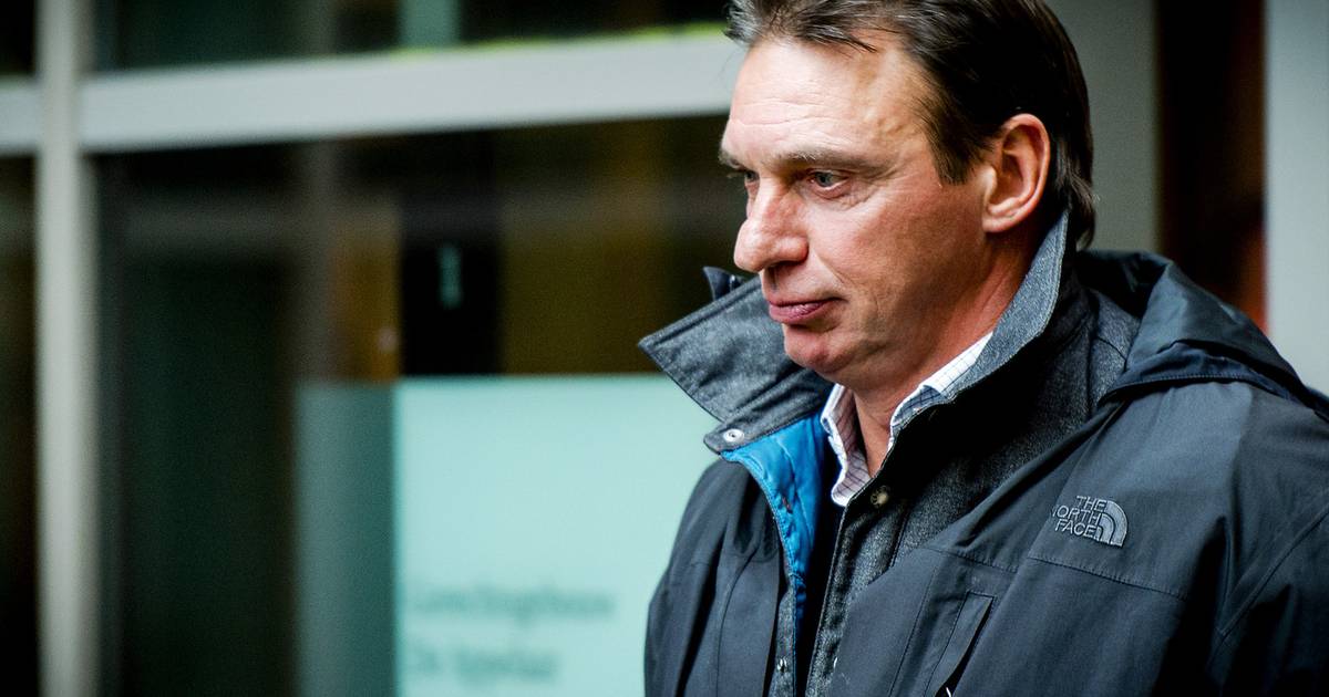 Willem Holleeder laat gezicht zien in de rechtbank ...