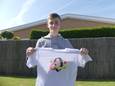 Luka Sebbag met zijn T-shirt van de International Mathematical Olympiad.