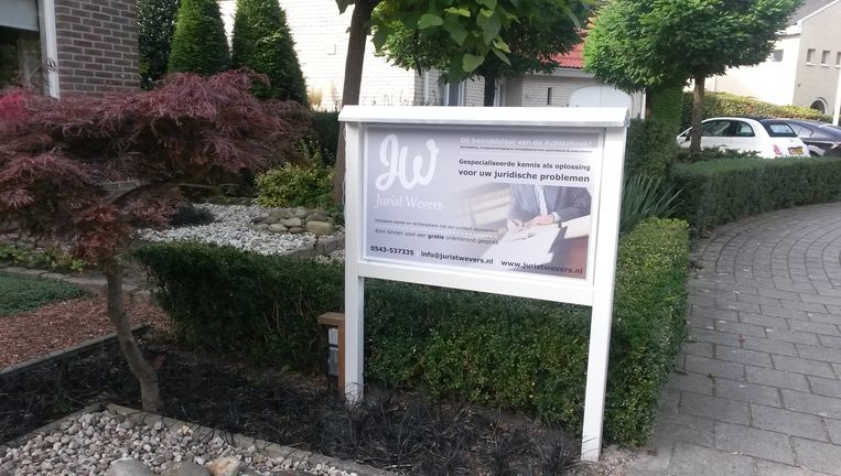 Een reclamebord in de voortuin... Beeld  