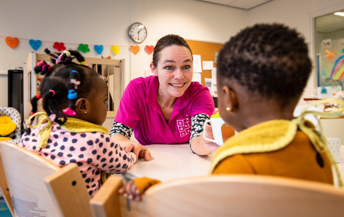 Leidster Marga Blok in de weer met meerdere kindjes op de kinderopvang op het asielzoekerscentrum in Zutphen.