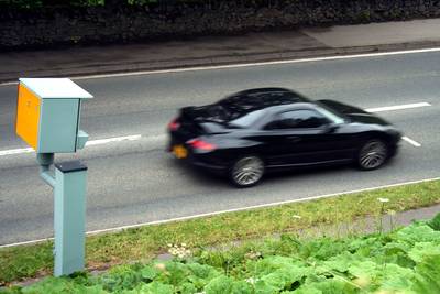 Twee snelheidsduivels op A16 geflitst met meer dan 150 km/u: verliezen direct hun rijbewijs