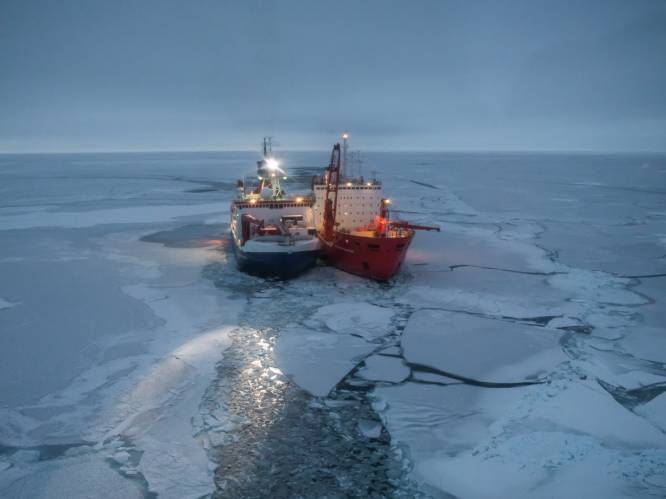 Schip ligt vast in het ijs: onderzoekers laten zich jaar lang invriezen bij de Noordpool