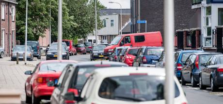 Auto op straat parkeren wordt volgend jaar in Enschede weer iets duurder
