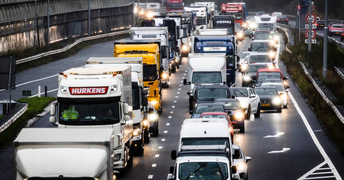 Vertraging op de A15 bij Tiel door ongeval met meerdere voertuigen.