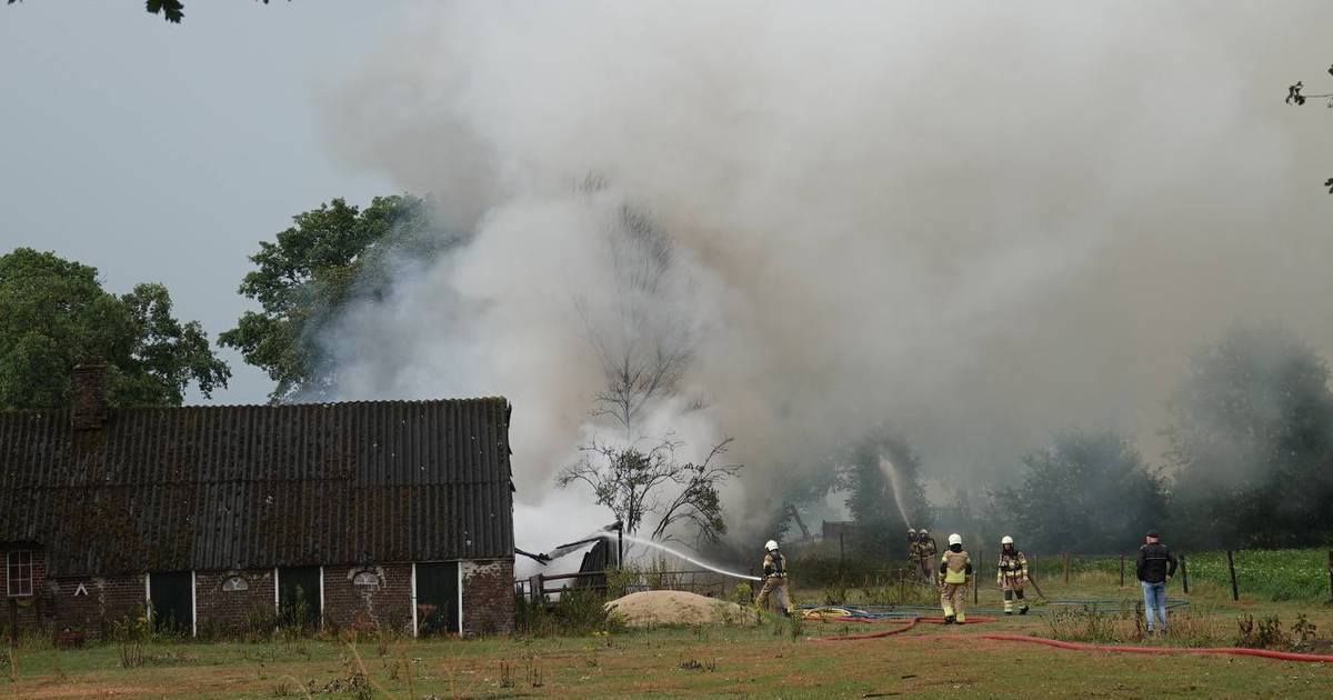 Schuur in Radewijk gaat in vlammen op door blikseminslag