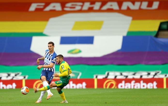 Beeld van Norwich City - Brighton dit seizoen. Op de achtergrond een groot spandoek voor Justin Fashanu, de eerste openlijk homoseksuele voetballer in de Premier League.