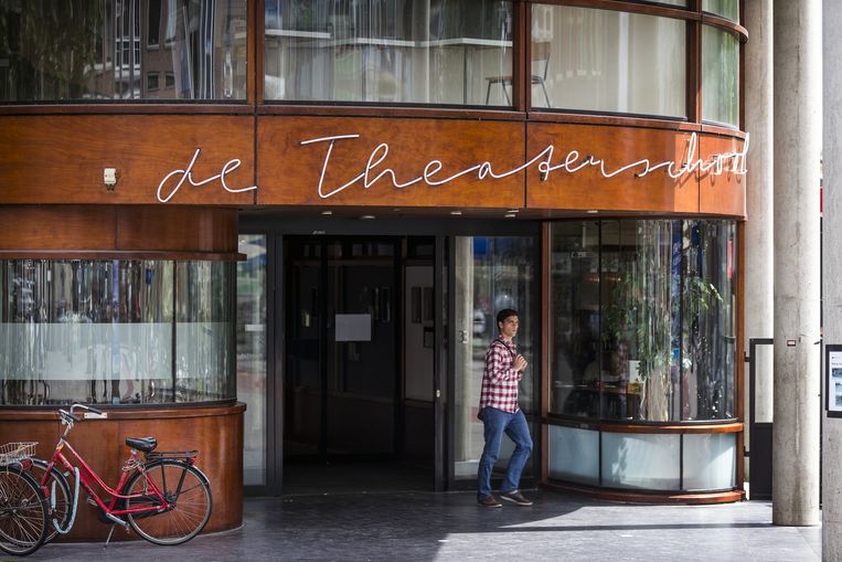 Ingang van de Amsterdamse Theaterschool. Beeld Jiri Buller