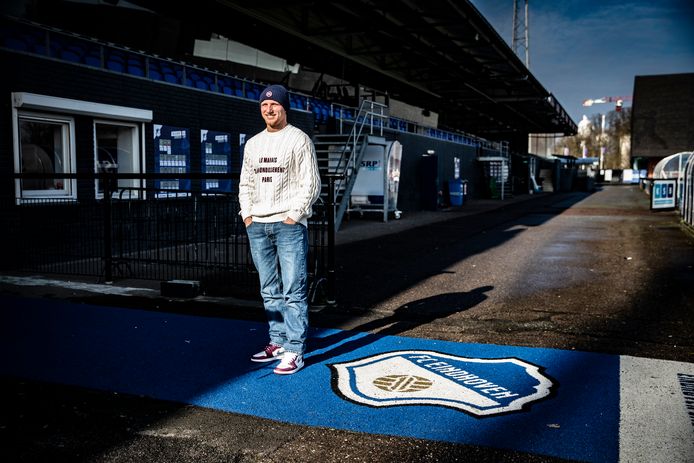 Evan Rottier, bij het logo van de club waar hij definitie kon doorbreken in het profvoetbal.